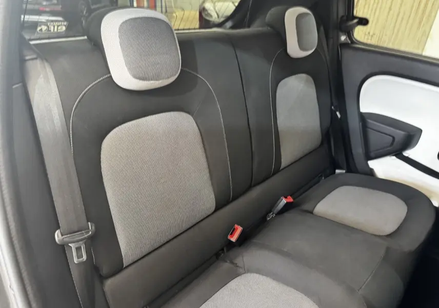 Vue intérieure des sièges arrière gris clair et foncé de la Renault Twingo Intense Energy TCe 90 de 2016.