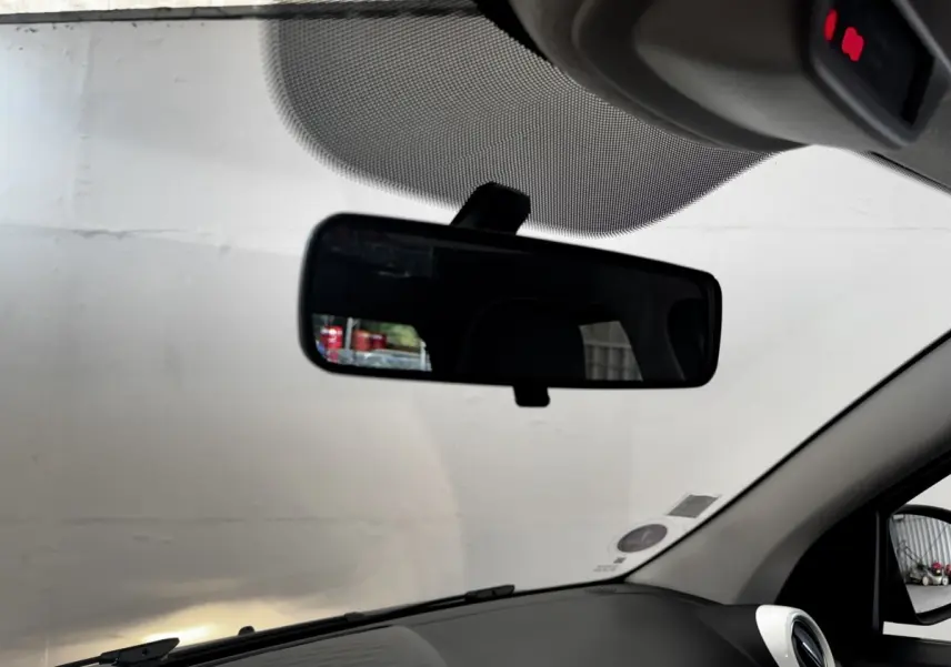 Vue intérieure du tableau de bord et rétroviseur central de la Renault Twingo Intense Energy TCe 90, avec pare-brise et montant droit visibles.