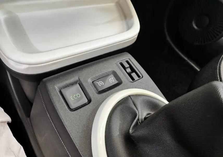Gros plan sur la console centrale de la Renault Twingo Intense Energy TCe 90 2016 avec bouton ECO et levier de vitesse manuel.