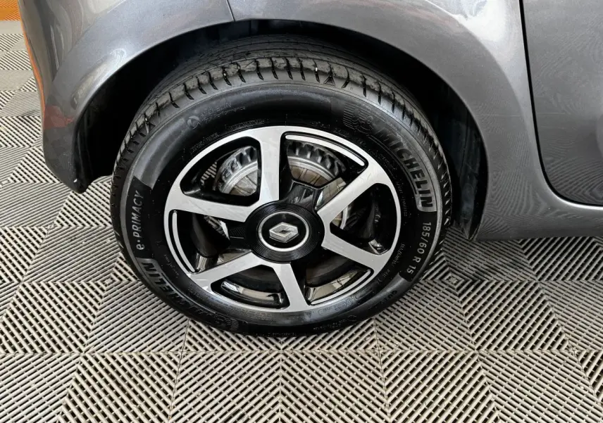 Gros plan sur la roue arrière droite gris foncé d'une Renault Twingo Intense Energy TCe 90 avec jante alliage distinctive.