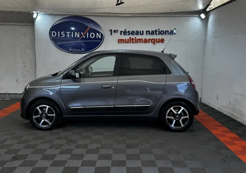 Profil droit d'une Renault Twingo Intense Energy TCe 90 gris foncé, compacte avec jantes alliage et antenne de toit.