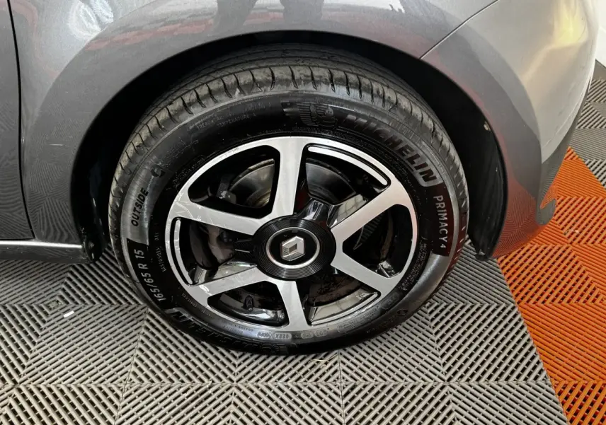 Gros plan sur la roue arrière droite gris foncé d'une Renault Twingo Intense Energy TCe 90 avec jante alliage noire et argent.