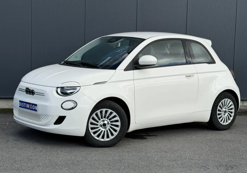 Fiat 500 électrique blanc Arctic vue 3/4 avant droit, avec jantes multibranches et logo 500 noir sur calandre.