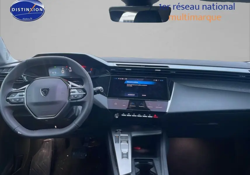 Vue intérieure avant de la Peugeot 308 gris sélénite, avec tableau de bord numérique et écran tactile central.