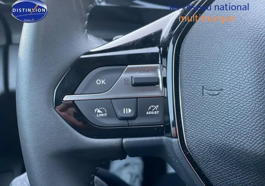 Gros plan sur les commandes gauche du volant noir du Peugeot 308 1.2 hybrid 145 allure e-dcs6, finition 2025.