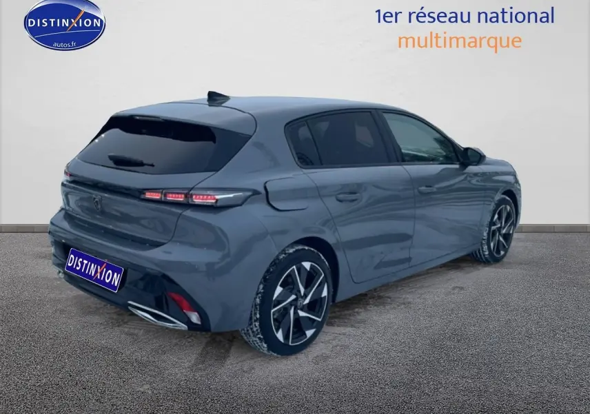 Vue 3/4 arrière droite d'une Peugeot 308 gris sélénite avec feux LED et jantes alliage noires et argentées.