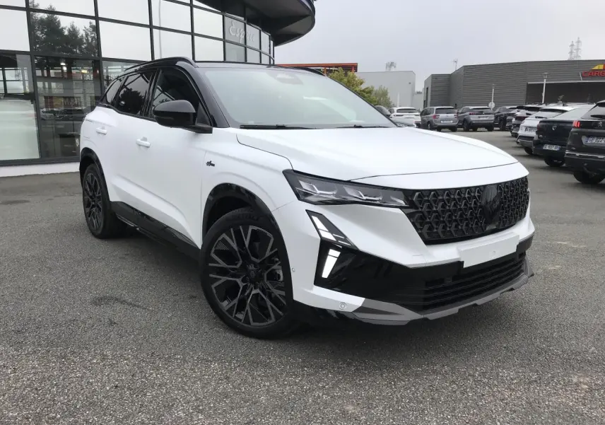 Renault Austral blanc bi-ton vue 3/4 avant droit avec calandre noire et jantes alliage noires.