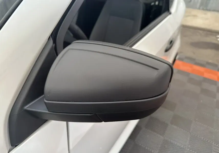 Gros plan sur le rétroviseur extérieur côté conducteur noir d'une Aixam Ambition E City Pack blanche 2026 électrique.