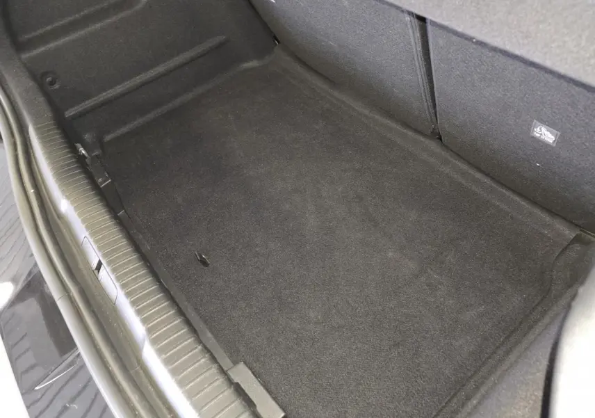 Vue plongeante sur le coffre noir de l'Opel Mokka 2025, montrant le tapis de sol et les contours intérieurs.