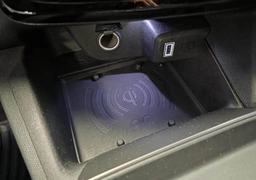 Gros plan sur la zone de recharge smartphone par induction noire avec prise USB dans l’Opel Mokka 2025.