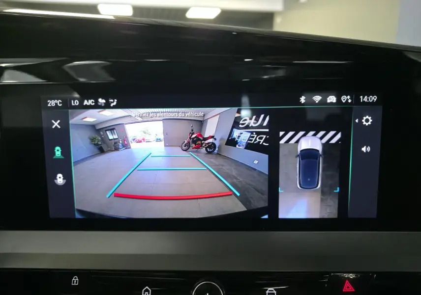 Écran de caméra de recul panoramique HD et vue 360° du tableau de bord d'un Opel Mokka noir 2025.