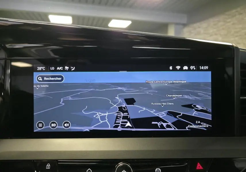 Écran tactile 10 pouces de navigation TomTom affichant une carte en mode nuit dans un Opel Mokka noir.