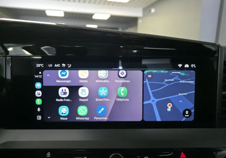 Écran tactile 10 pouces de l'Opel Mokka noir 2025 affichant navigation et applications connectées.