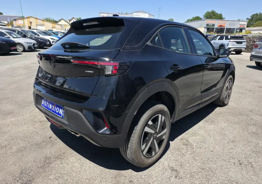 Opel Mokka noir en 3/4 arrière droit, avec feux arrière LED et jantes en acier 16 pouces.