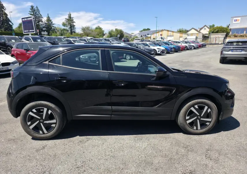 Opel Mokka noir vue de profil côté gauche, avec jantes noires et détails de carrosserie lisses.
