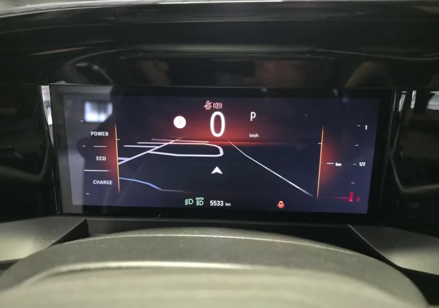 Tableau de bord numérique de l'Opel Mokka 2025 affichant la vitesse à 0 km/h et l'odomètre à 5533 km.