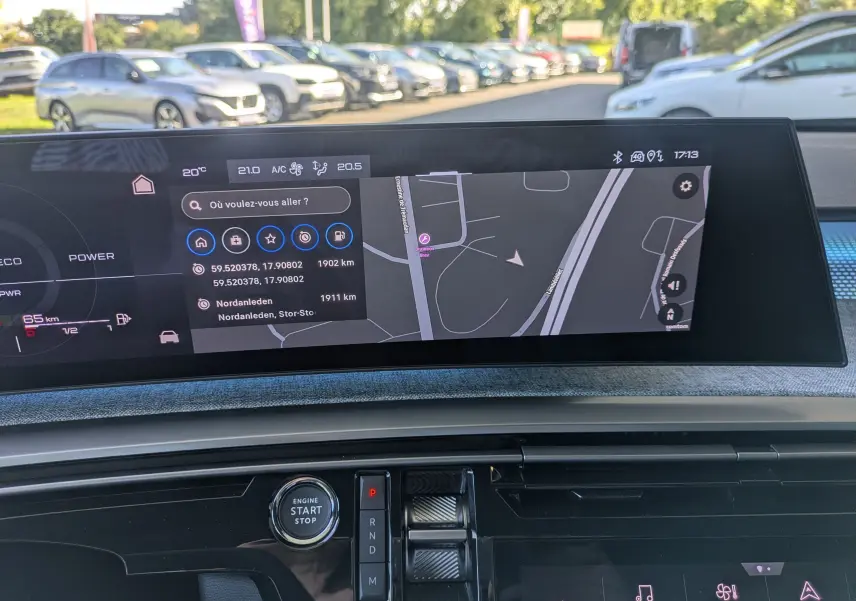 Vue intérieure du tableau de bord du Peugeot 3008 Hybrid 145 GT 2025, écran tactile affichant la navigation.