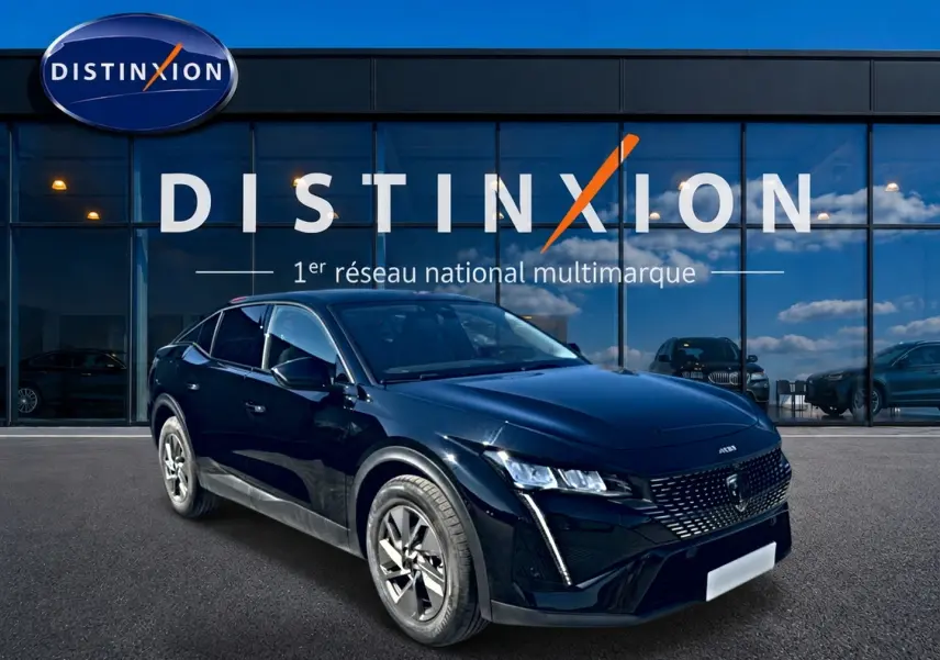 Peugeot 408 Hybrid 145 allure e-dcs6 noir vue 3/4 avant avec calandre distinctive et jantes alu devant showroom Distinxion.