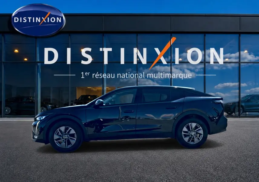 Profil côté gauche du Peugeot 408 Hybrid 145 allure noir, avec jantes alu et vitres arrière surteintées devant une vitrine Distinxion.