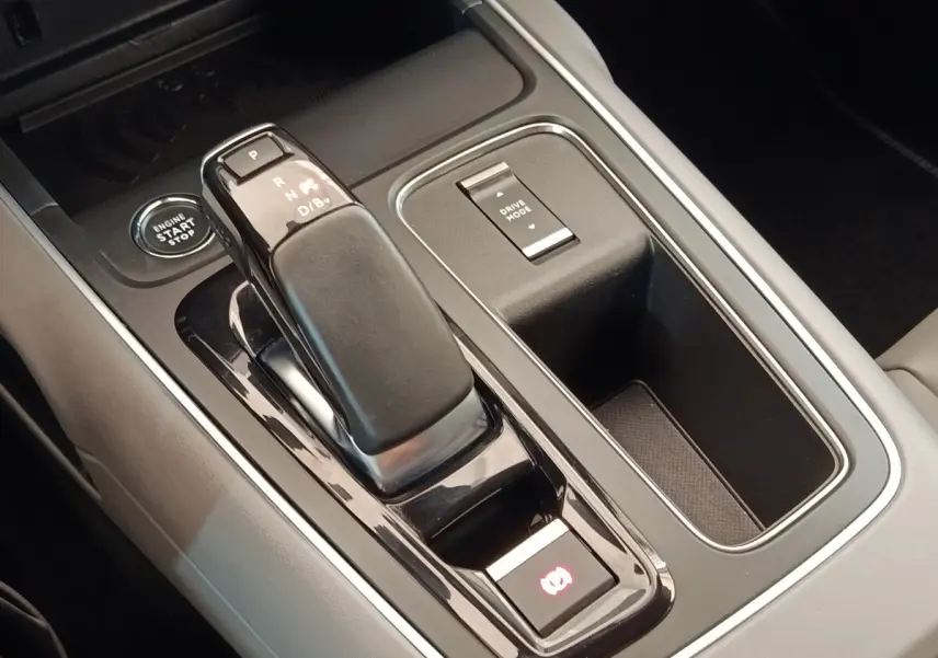 Gros plan sur la console centrale intérieure du Citroën C5 Aircross Hybrid 225 ë-EAT8 avec levier de vitesse et bouton Start/Stop.