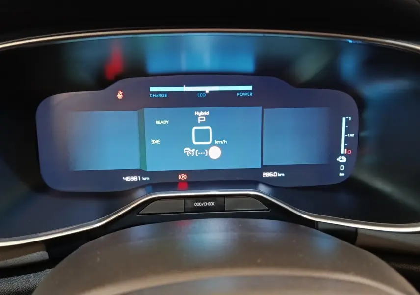 Affichage numérique du combiné d'instruments du Citroën C5 Aircross Hybrid 225, vue frontale du tableau de bord.