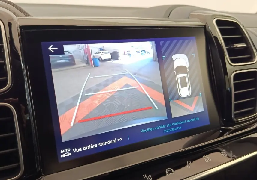 Écran tactile intérieur montrant la caméra de recul et l’aide au stationnement du Citroën C5 Aircross Hybrid gris foncé.