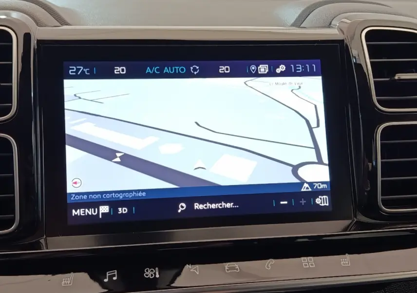 Écran tactile central du tableau de bord du Citroën C5 Aircross Hybrid 225 ë-EAT8 Shine Pack, affichant la navigation 3D.
