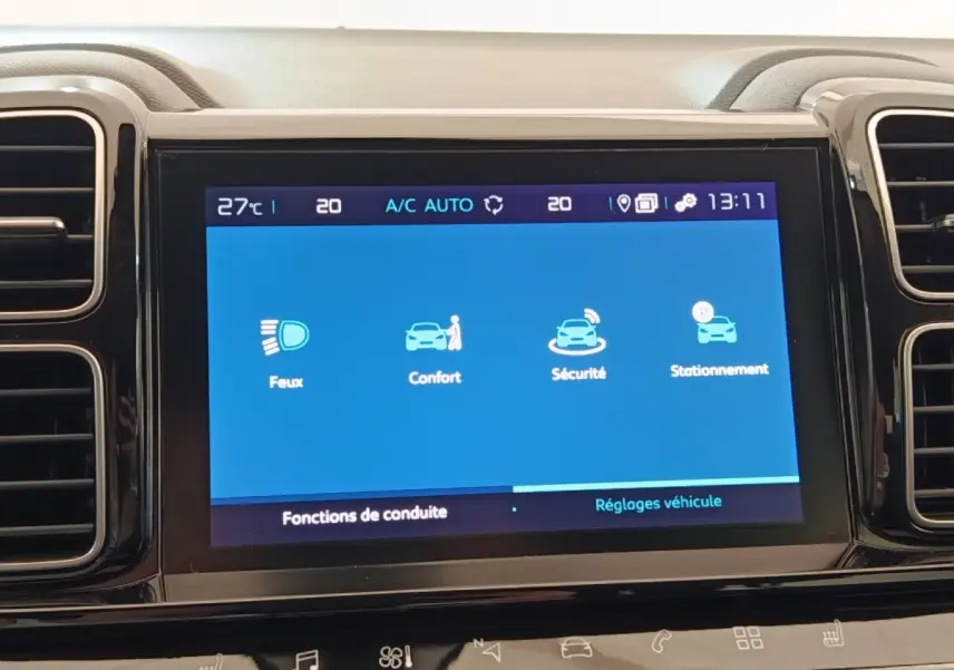 Écran tactile central affichant les réglages de conduite dans l'habitacle du Citroën C5 Aircross Hybrid gris foncé.