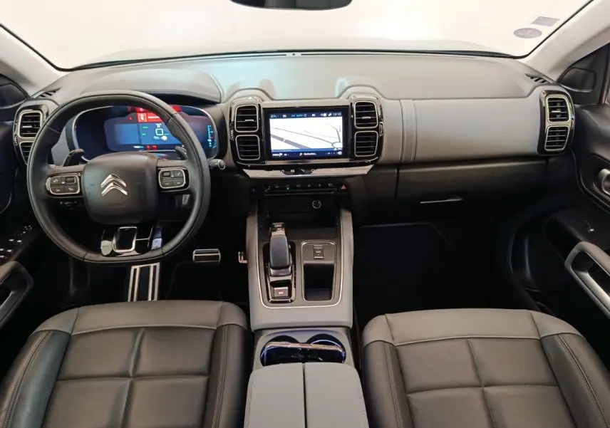 Vue intérieure avant du Citroën C5 Aircross Hybrid 225 avec tableau de bord gris et écran tactile central.