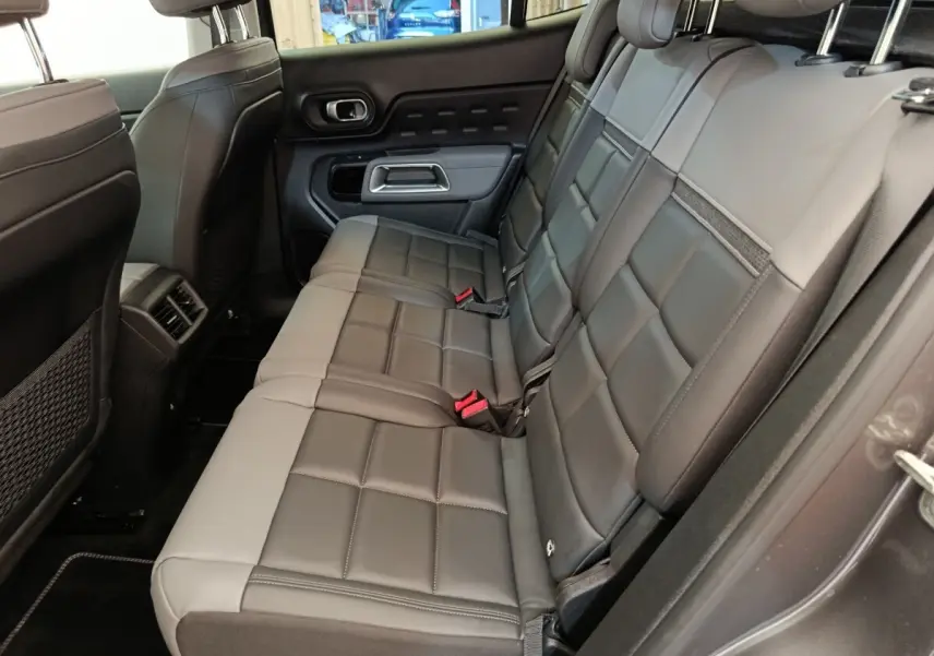 Vue côté droit des sièges arrière en cuir gris du Citroën C5 Aircross Hybrid 225 ë-EAT8 Shine Pack 2021.