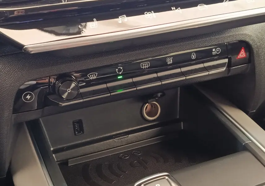 Détail de la console centrale du Citroën C5 Aircross Hybrid 225 ë-EAT8 Shine Pack 2021, montrant les commandes de climatisation et une prise USB.