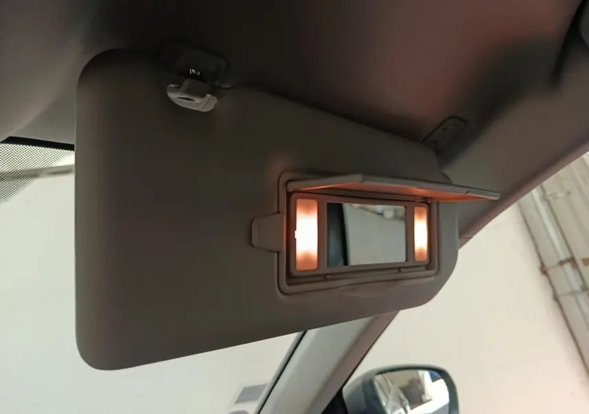 Miroir de courtoisie éclairé sur pare-soleil côté conducteur dans l'habitacle du Citroën C5 Aircross gris foncé.
