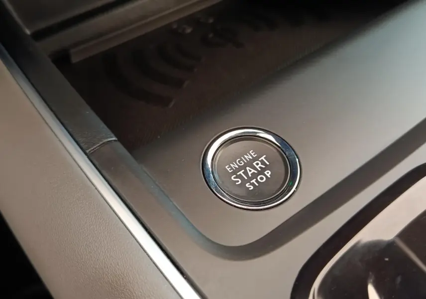 Bouton démarrage/arrêt moteur en gros plan sur la console centrale d’un Citroën C5 Aircross Hybrid gris foncé.