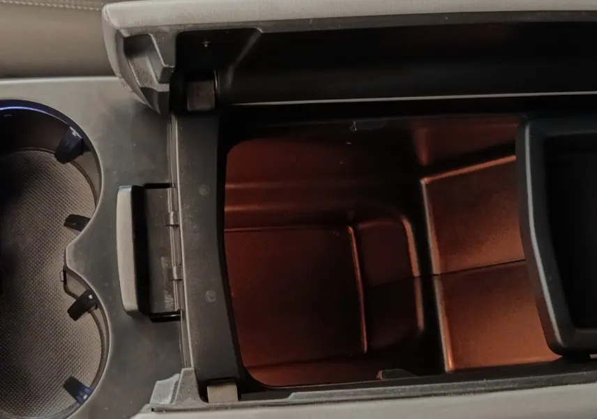Vue rapprochée de la console centrale ouverte du Citroën C5 Aircross Hybrid 225 ë-EAT8 Shine Pack, intérieur gris.
