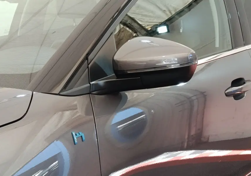 Gros plan sur le rétroviseur droit et la portière gris foncé du Citroën C5 Aircross Hybrid 225 ë-EAT8 Shine Pack.