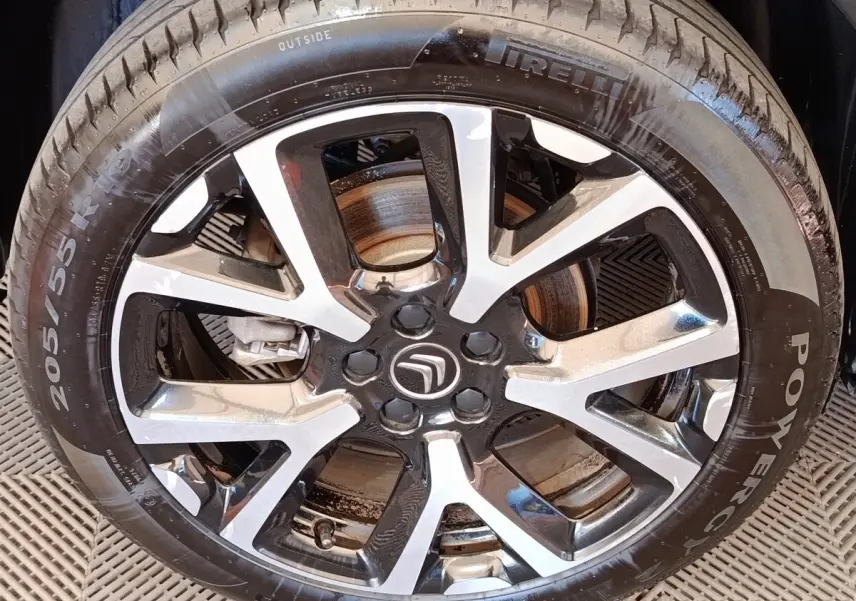 Gros plan sur la jante alliage bicolore et pneu Pirelli d'un Citroën C5 Aircross gris foncé hybride rechargeable.