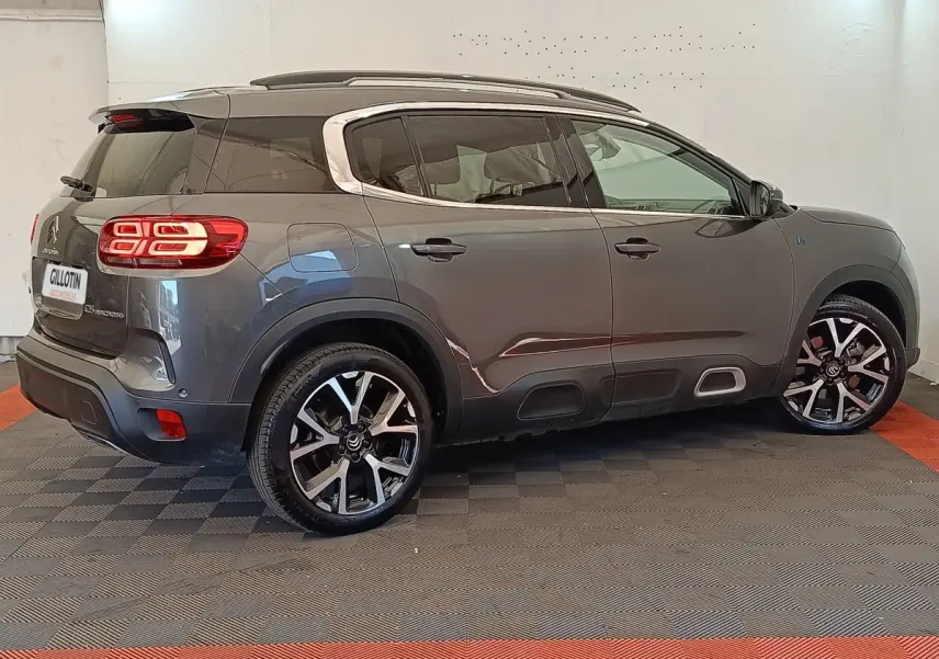 CITROEN C5 AIRCROSS Hybrid gris foncé vu de profil droit, avec jantes alliage et barres de toit chromées.