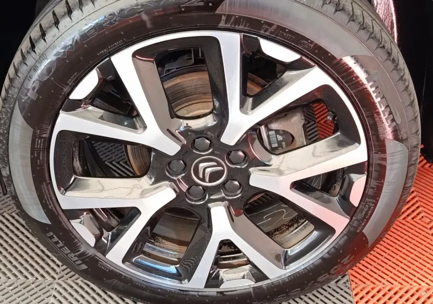 Gros plan sur la jante alliage bicolore et pneu Pirelli du Citroën C5 Aircross Hybrid gris foncé.
