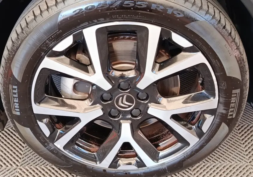 Gros plan sur la jante alliage bicolore et pneu Pirelli du Citroën C5 Aircross Hybrid gris foncé, côté roue avant.