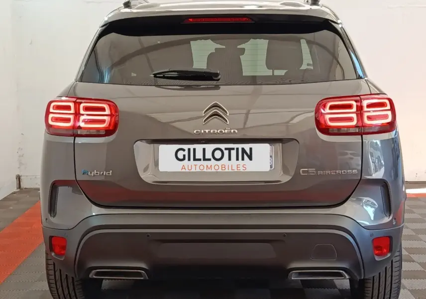 Vue arrière d'un Citroën C5 Aircross Hybrid gris foncé avec feux LED et double sortie d'échappement intégrée.
