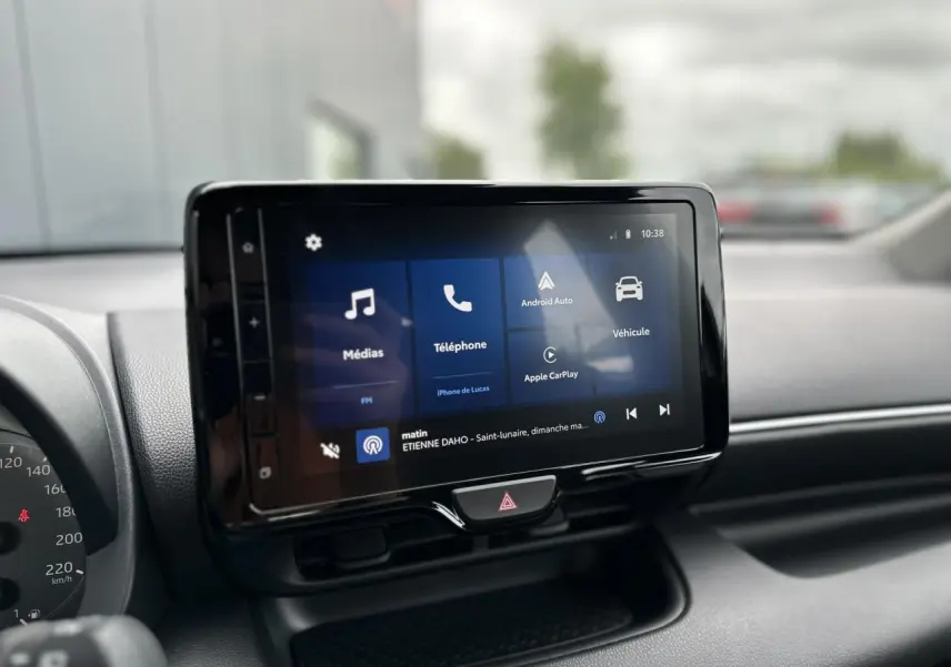 Écran tactile central de la Toyota Yaris Hybride 2025 affichant Apple CarPlay et Android Auto, intérieur noir.