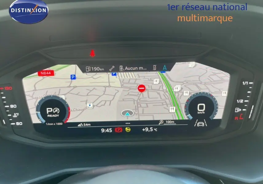 Affichage numérique du tableau de bord de l'Audi A1 Sportback 2023 montrant la navigation et les instruments de bord.