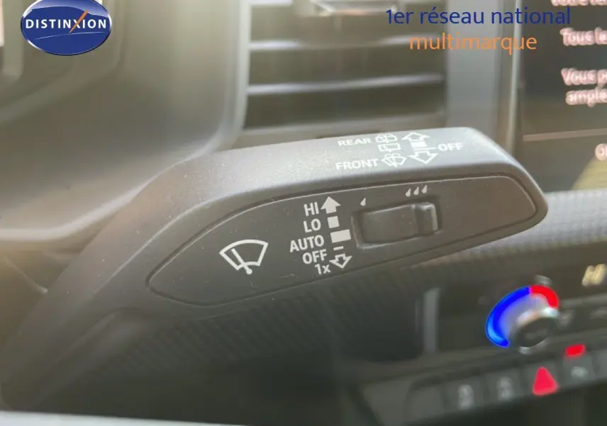 Gros plan sur la commande d’essuie-glace de l’Audi A1 Sportback 2023 avec détails des réglages visibles.