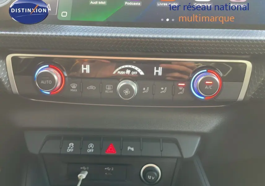 Panneau de climatisation et commandes centrales de l'Audi A1 Sportback 30 TFSI 2023, avec réglages numériques et boutons lumineux.