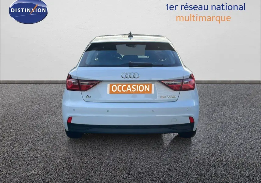 Vue arrière d'une Audi A1 Sportback blanche Glacier Metal 2023 avec feux arrière LED et plaque occasion.