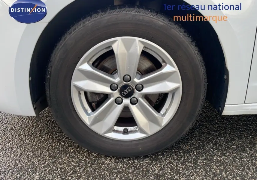 Gros plan sur la roue avant gauche blanche glacier métal d'une Audi A1 Sportback 30 TFSI 2023.