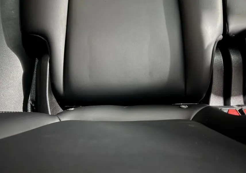 Gros plan sur la banquette arrière en cuir noir du Tesla Model Y Grand Autonomie 2022, intérieur épuré.