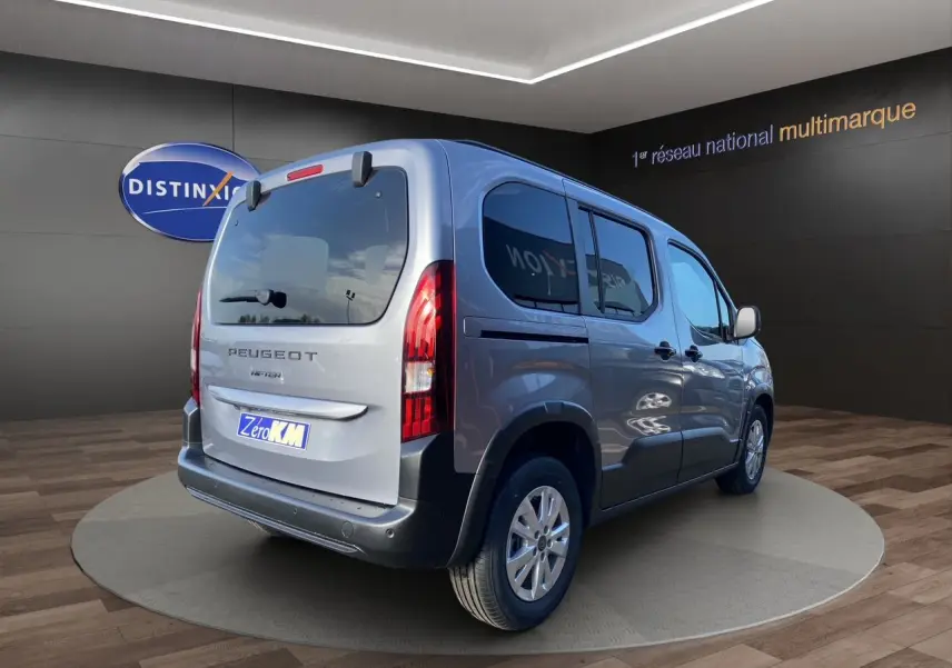 Vue 3/4 arrière droite du Peugeot Rifter gris acier avec vitres surteintées et jantes alliage 16 pouces.