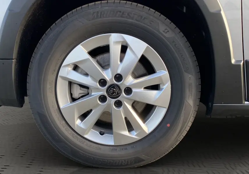 Gros plan sur la jante alliage 16'' Taranaki gris acier du Peugeot Rifter N1 M 1.5 BlueHDi 130 EAT8 Allure.
