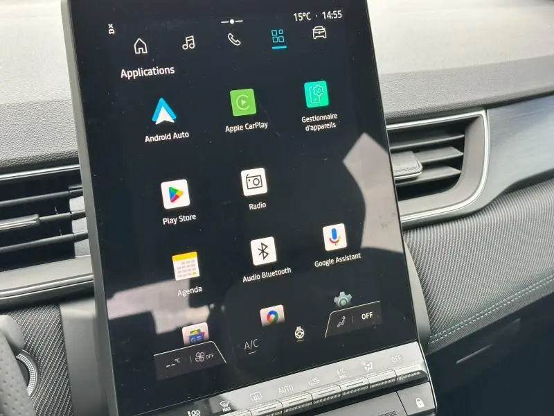 Écran tactile central du tableau de bord du Renault Captur 2025, affichant les applications connectées, intérieur gris.